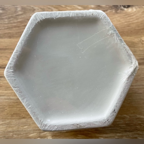 NIP Porcelain Queen Bee Gilded Jewelry Trinket Box White & Gold Hexagonal - Picture 4 of 4